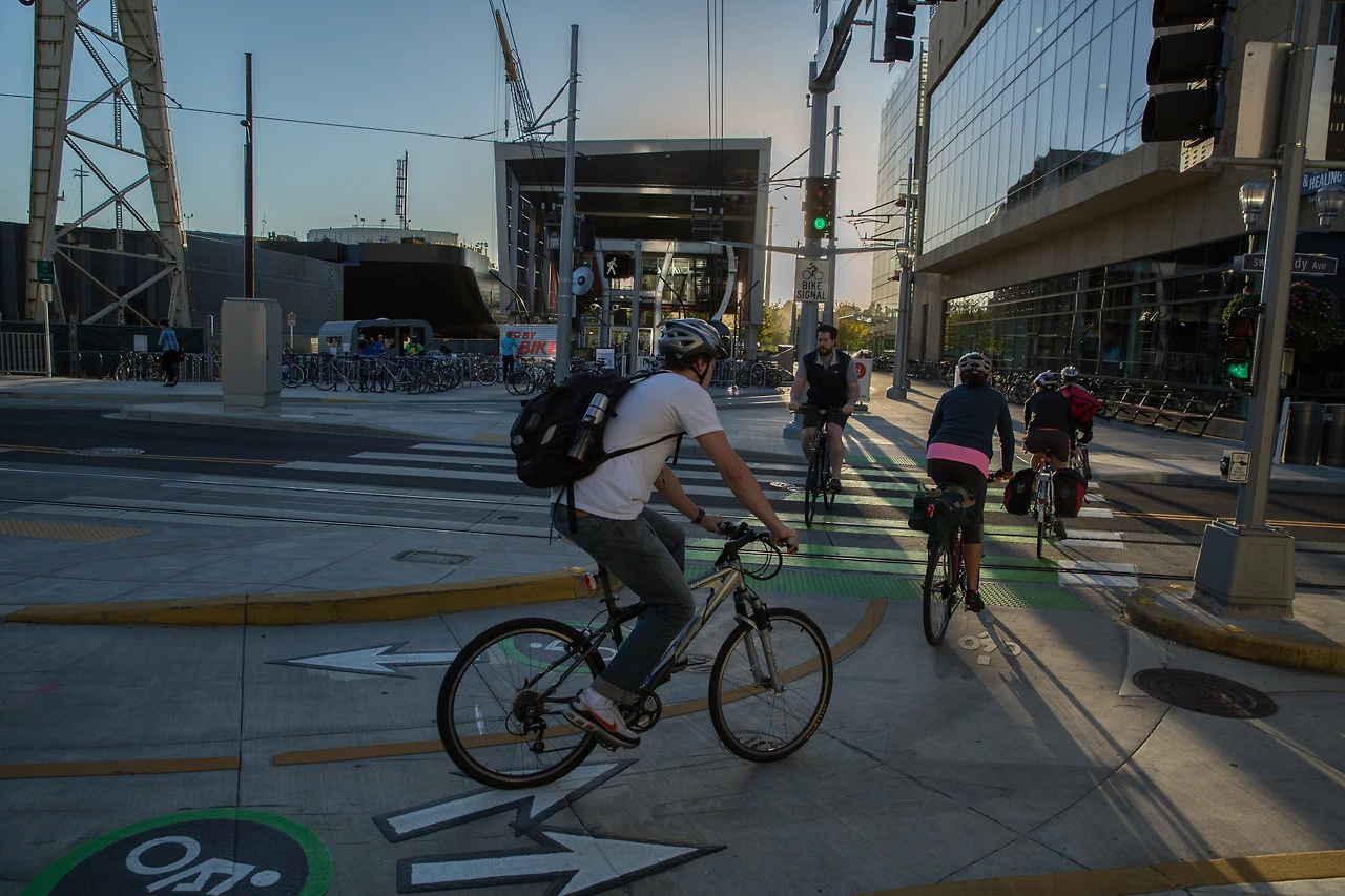 pr-20190125-bicyclists-at-tilikum-crossing-01.JPG