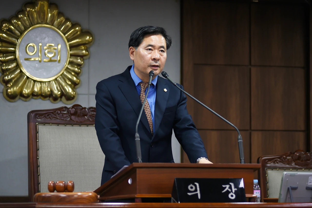 정례회 폐회 사진.JPG