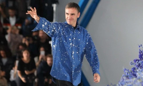 ?src=%22https%3A%2F%2Fpyxis.nymag.com%2Fv1%2Fimgs%2Fc24%2F1be%2Ff7220b7696827f1a538d3f2f773bcc3dc6-21-raf-simons-christian-dior.1x.rsocial.w1200.jpg%22&type=ff500_300