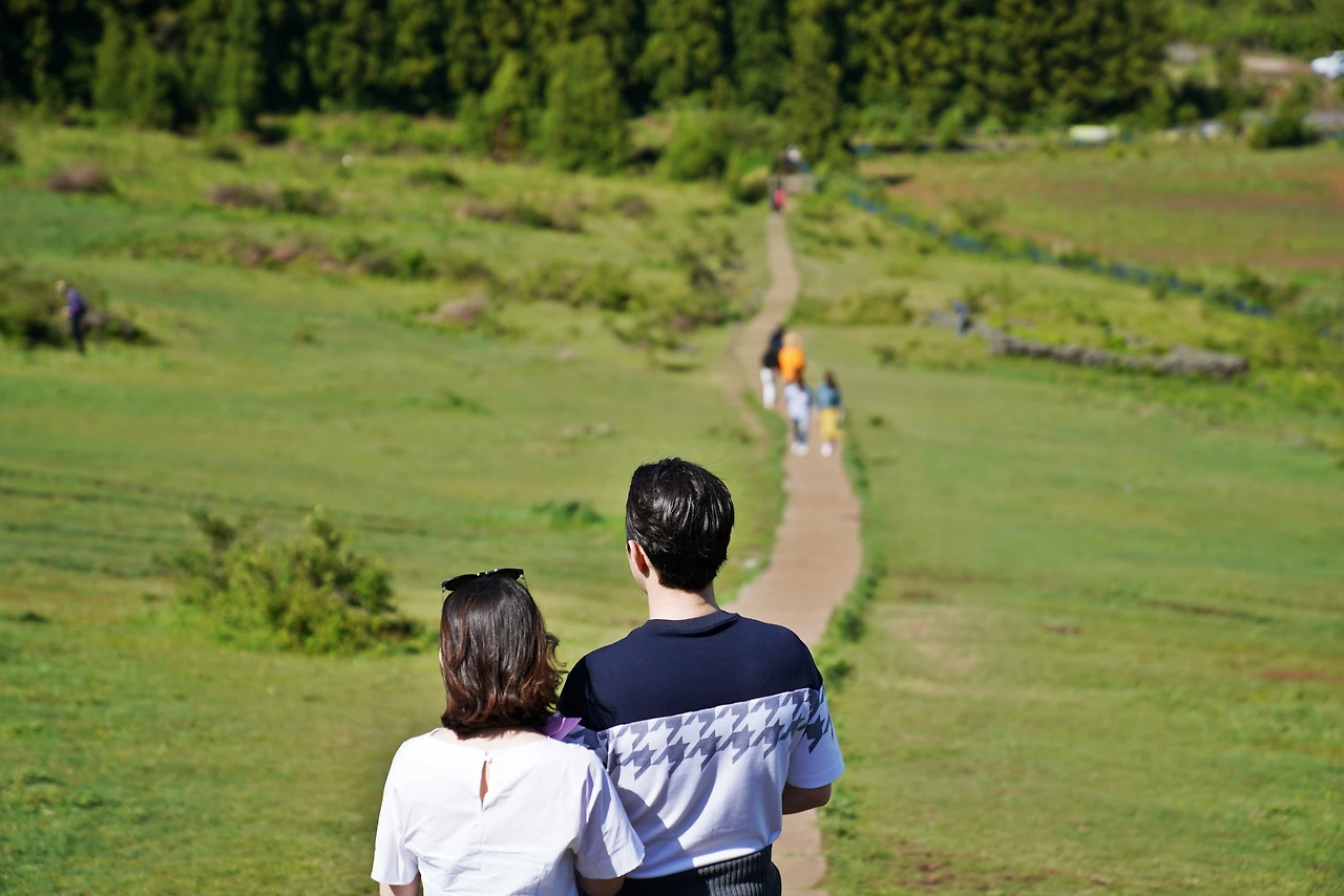 03_백약이오름에서 내려가고있는 관광객.JPG
