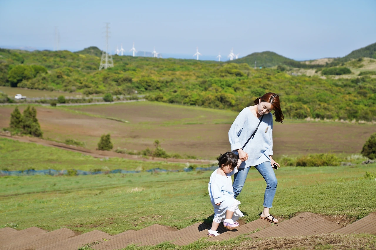 02_백약이오름에 올라가고 있는 관광객.JPG