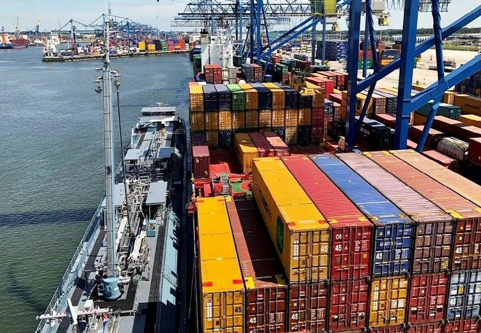 %ED%81%AC%EA%B8%B0%EB%B3%80%ED%99%98_aa111111Containerships_Nord_-_SIMOPS_Rotterdam_1.jpg?type=w1200