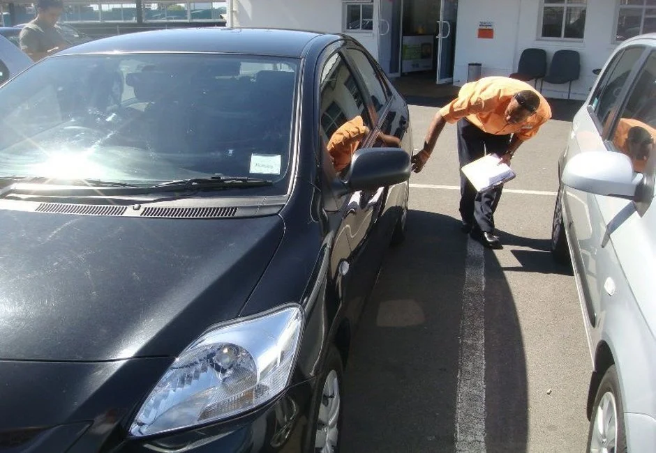 %ED%81%AC%EA%B8%B0%EB%B3%80%ED%99%98inpsecting-the-car-exterior.jpg?type=w1200