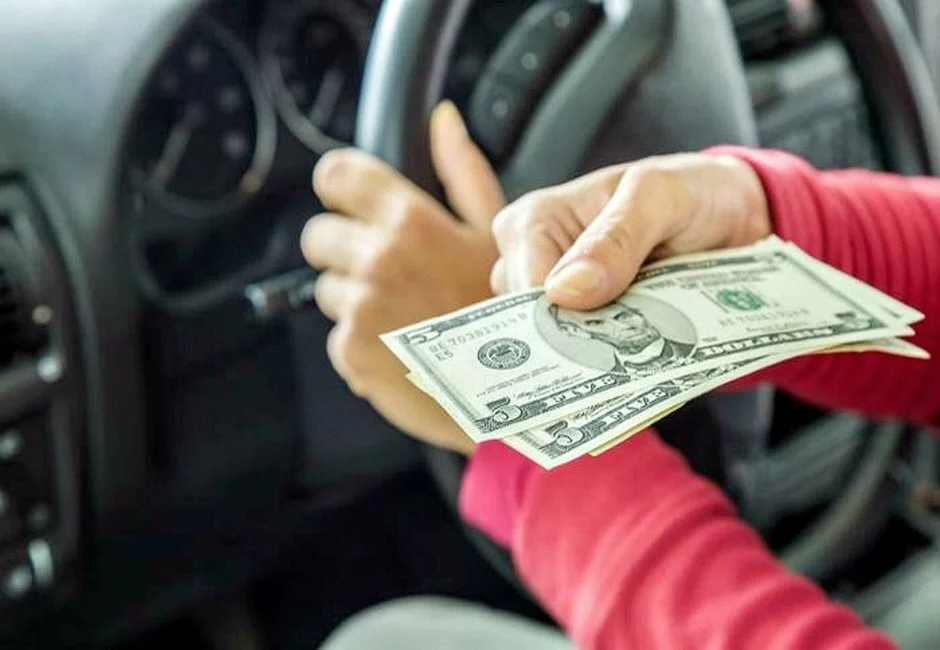 %ED%81%AC%EA%B8%B0%EB%B3%80%ED%99%98_aa111111Driver_holding_money_for_toll_FotoDuets_Getty_Images_large.jpg?type=w1200