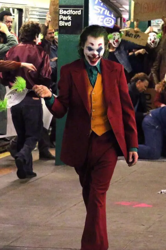 https___kr.hypebeast.com_files_2018_09_joaquin-phoenix-the-joker-first-scene.jpg?type=w1