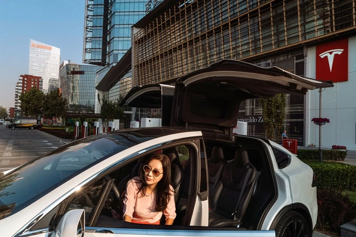 990EF93A5FF2AE181E0BF4