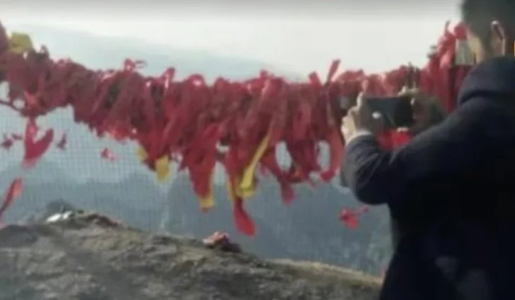 9934AC4F5DCF9FEA2C19D4