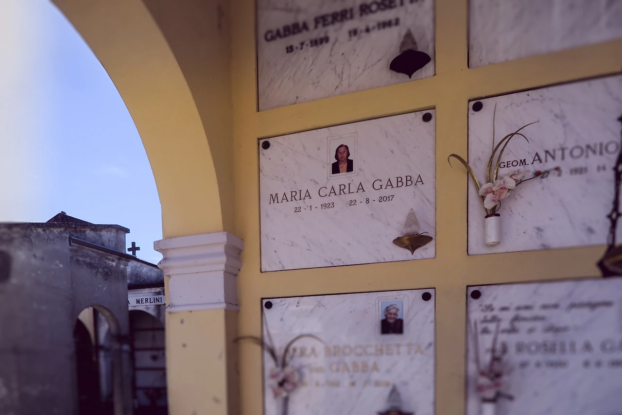 마리우챠 할머니의 묘 앞에서.JPG