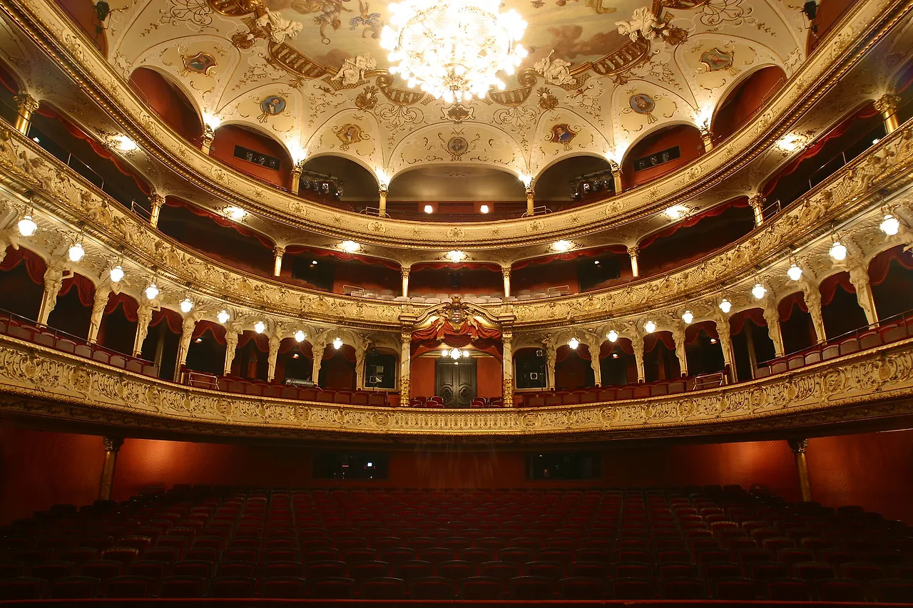 Staatstheater_Wiesbaden_Zuschauersaa012.JPG