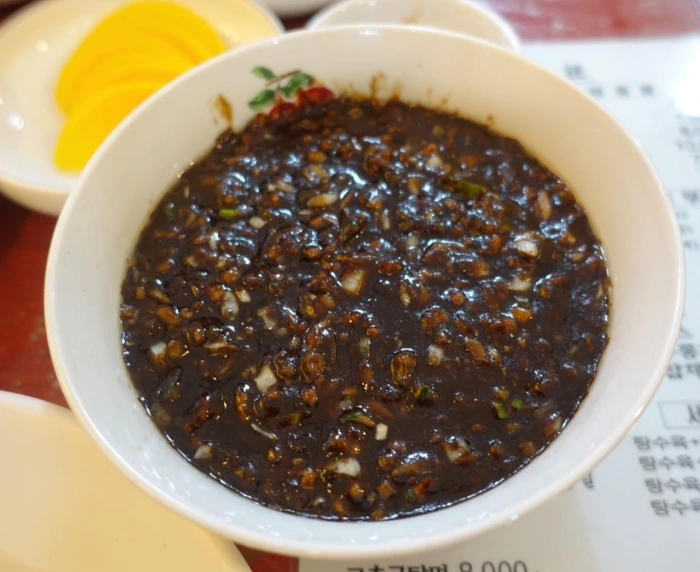 유니짜장 소스다. 돼지고기를 잘게 다져서 넣었다..JPG