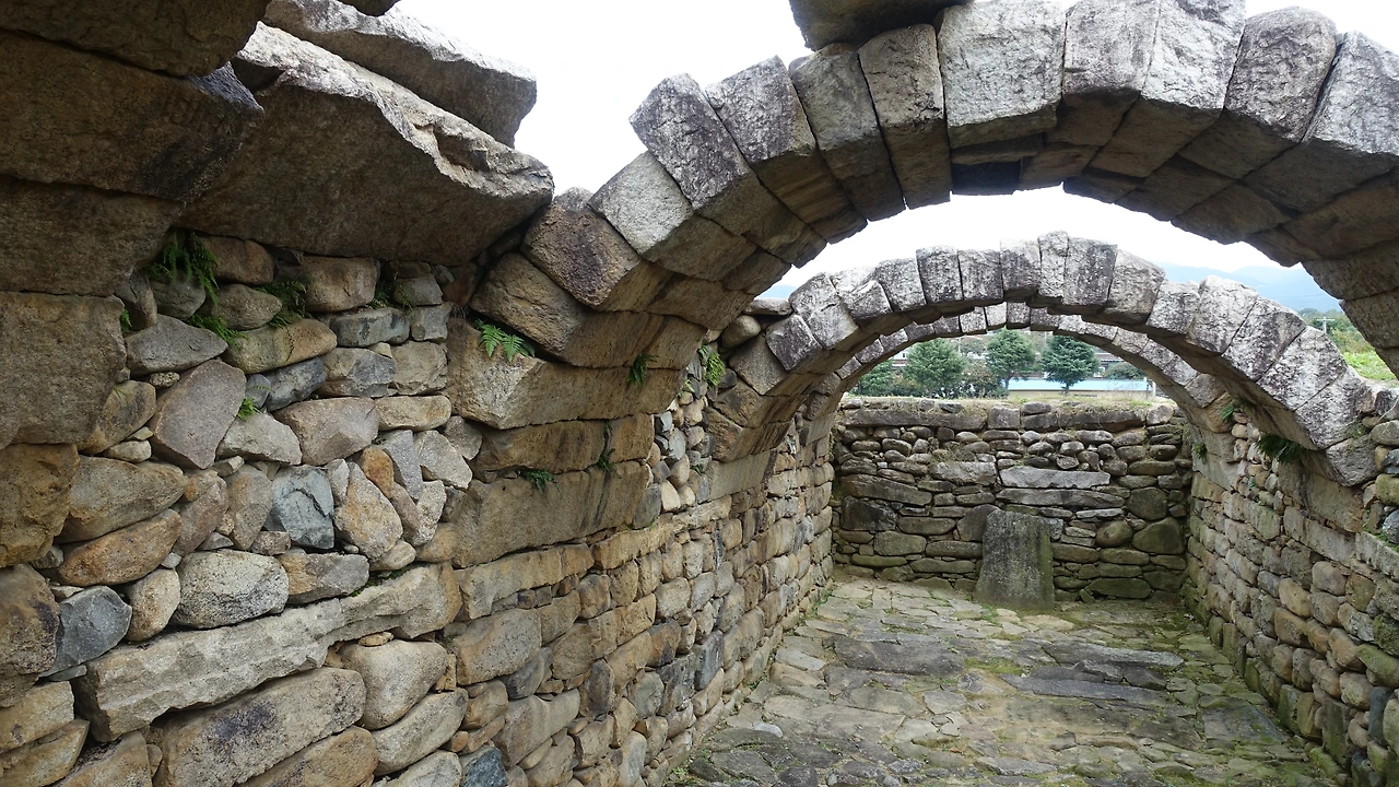 석빙고의 내부 모습. 돌로 쌓았다. 영구 사용이 가능하다..JPG