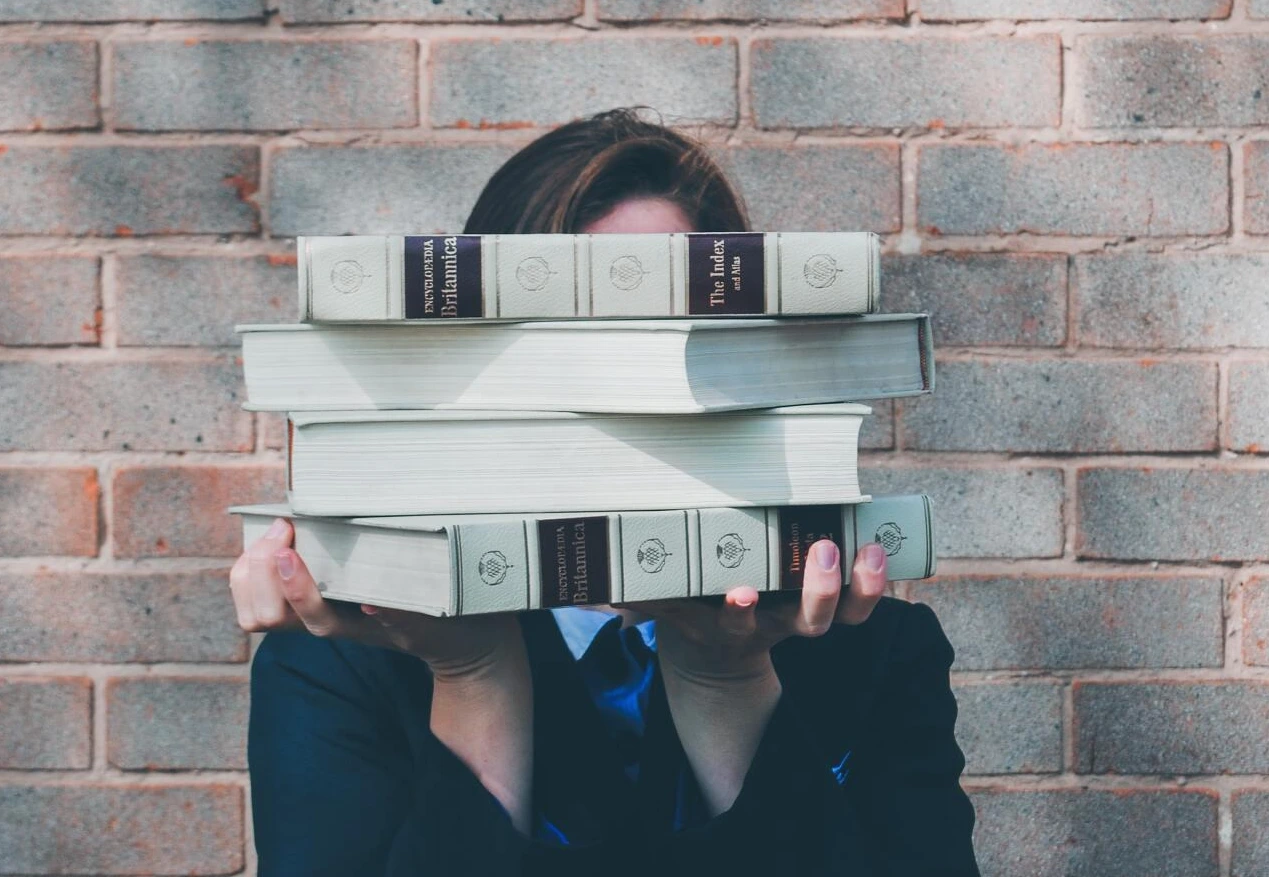 photo-1558021211-6d1403321394?ixid=MXwxMjA3fDB8MHxzZWFyY2h8MTN8fHN0dWRlbnR8ZW58MHx8MHw%3D&amp;ixlib=rb-1.2.1&amp;w=1000&amp;q=80