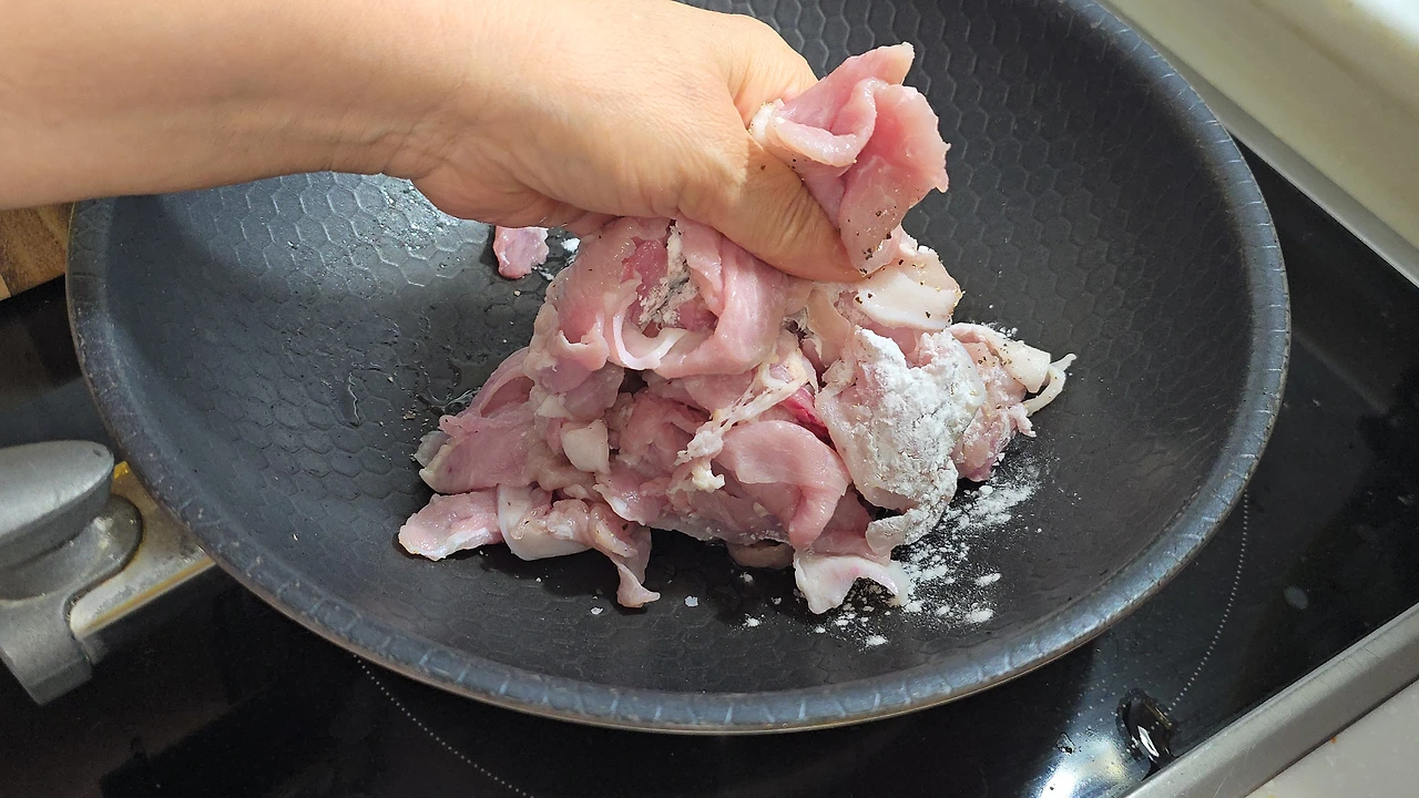 img.jpg?credential=yqXZFxpELC7KVnFOS48ylbz2pIh7yKj8&expires=1759244399&allow_ip=&allow_referer=&signature=5h1rnbnjVw%2FppZ4N4BmA2kqgQrE%3D