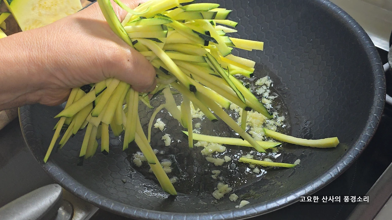 img.png?credential=yqXZFxpELC7KVnFOS48ylbz2pIh7yKj8&expires=1761922799&allow_ip=&allow_referer=&signature=GwHVoAxn3OvVqfZ201R%2FFQkkAMs%3D