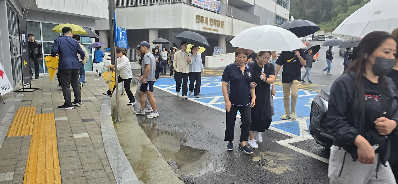 img.jpg?credential=yqXZFxpELC7KVnFOS48ylbz2pIh7yKj8&expires=1761922799&allow_ip=&allow_referer=&signature=nTChbRhIgIdTywl7UgaTML0rXh8%3D