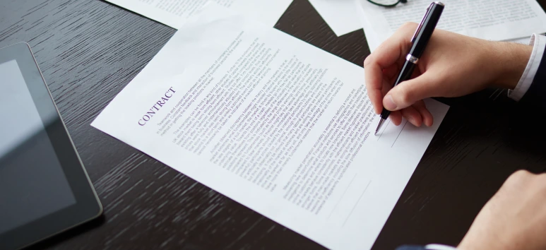 executive-prepared-to-sign-the-contract_%EB%B3%B5%EC%82%AC.png?type=w773