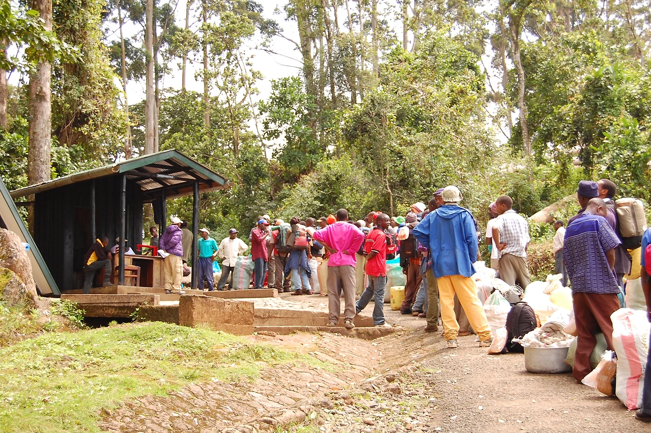 01_마랑구게이트에서 짐 배정을 받고 있는 포터_국립공원에서 포터 안전을 위해 1인당 15km로 제한하고 있다.JPG
