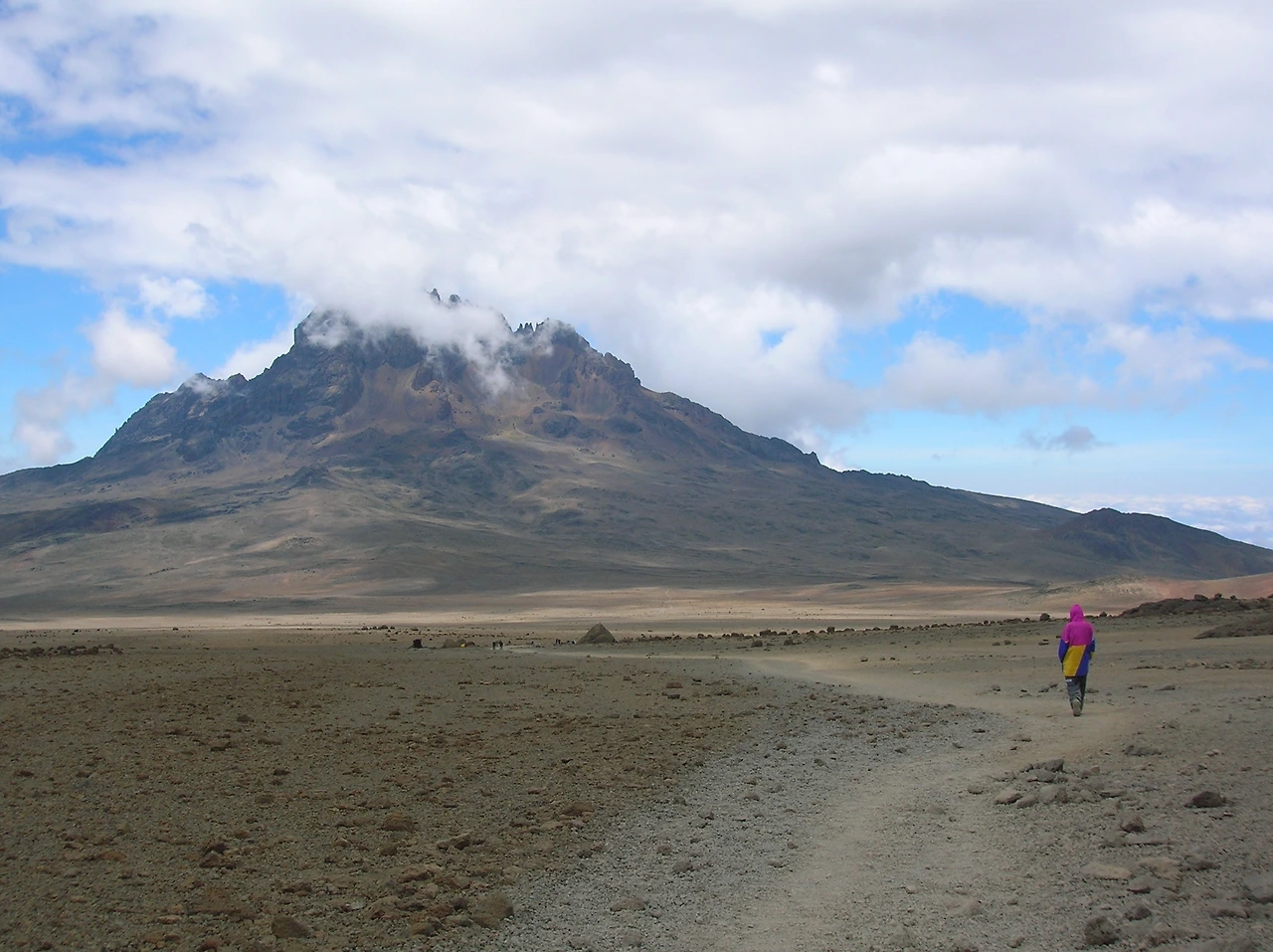 11_메마른 고원길 고소 순응을 위해 마웬지봉을 향하고 있다.JPG