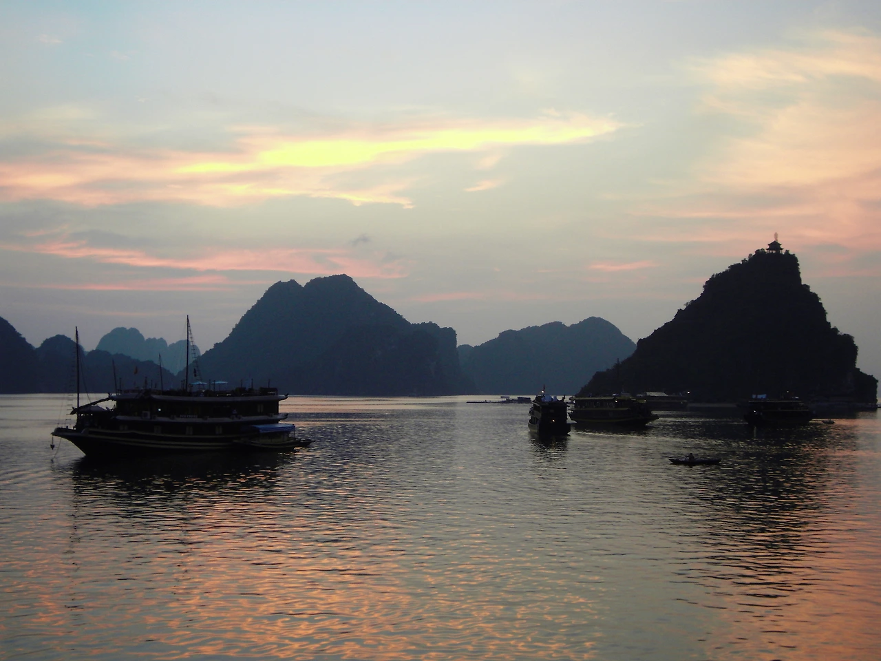 15-1. 하롱베이의 노을.JPG