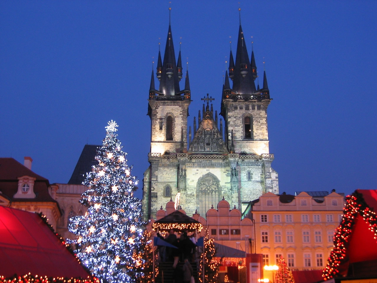 5-2. 틴 성모 마리아 성당과 크리스마스 트리.JPG