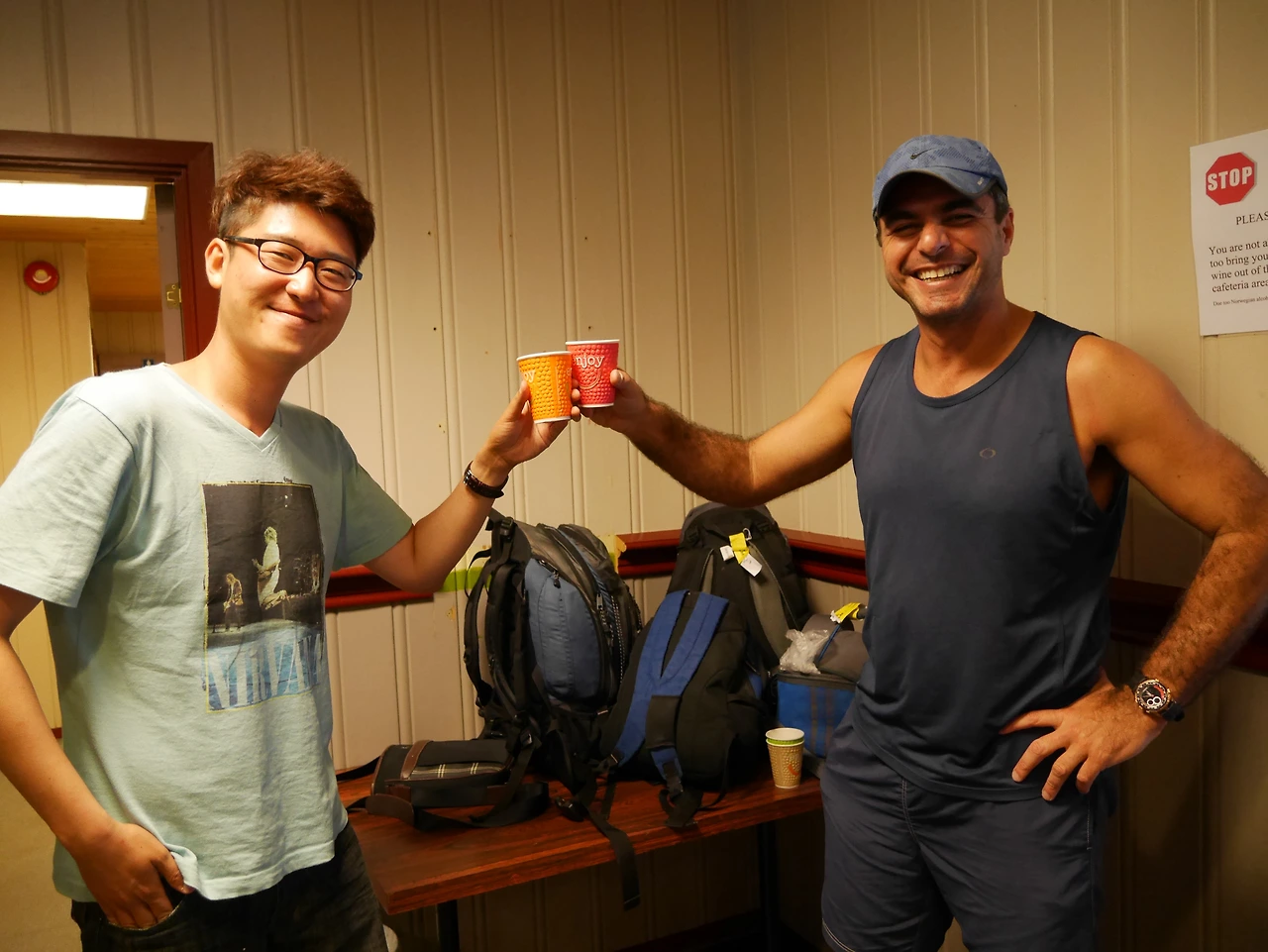 노르웨이에서 만난 투머치 토커와 건배.JPG