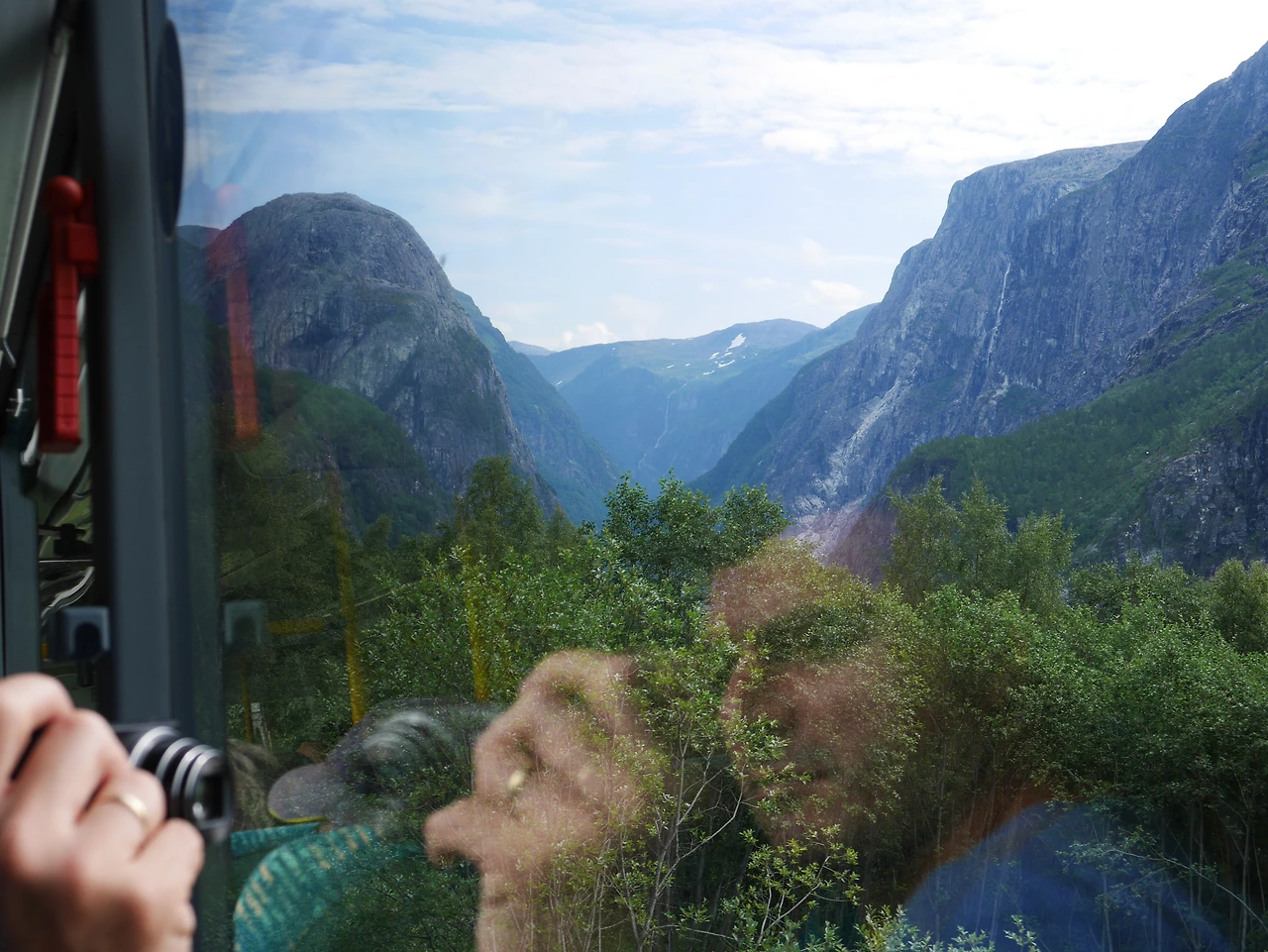 33-1. 보스에서 구드방엔으로 가는 버스 안에서 U자곡 촬영 중.JPG