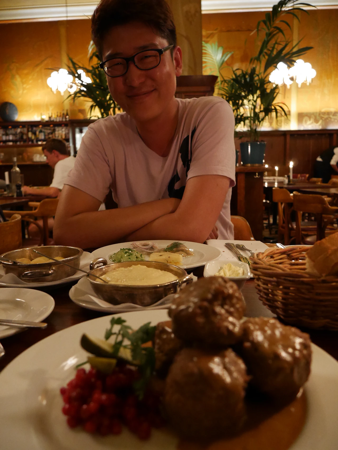 35-2. 요리 몇 개 시키면 30만원 훌쩍 넘는 살인적인 북유럽 물가.JPG