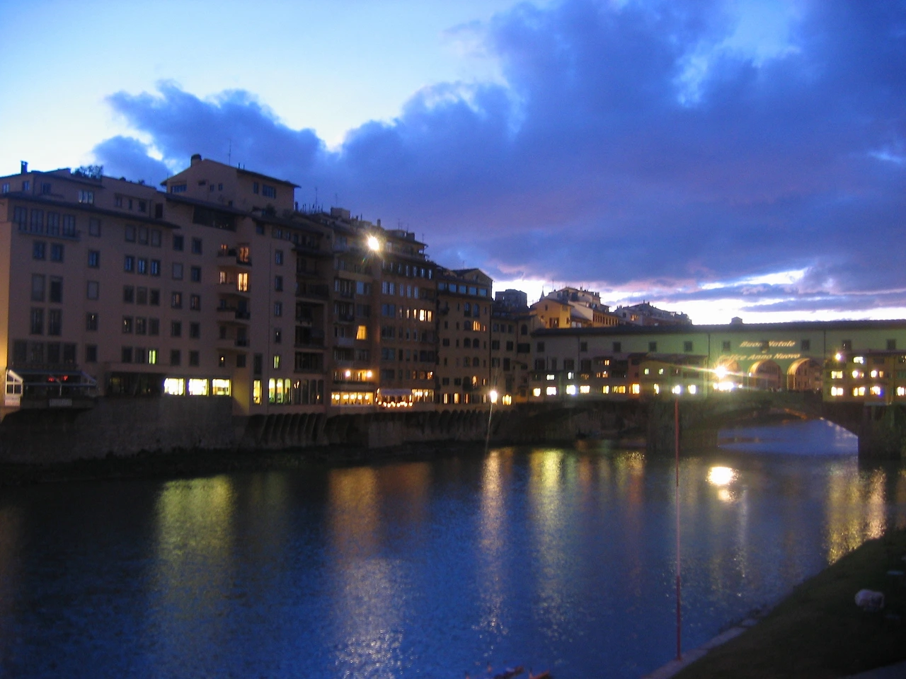 10-1. 해질녘까지 서성였던 아르노 강과 베키오 다리.JPG