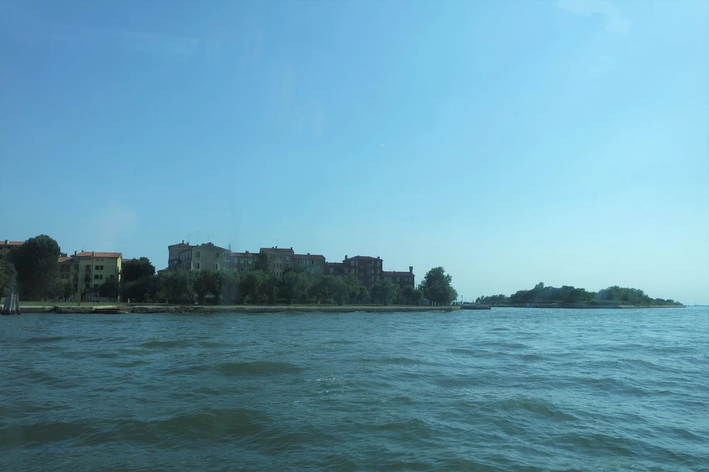 990A243359D77F4B320FD6