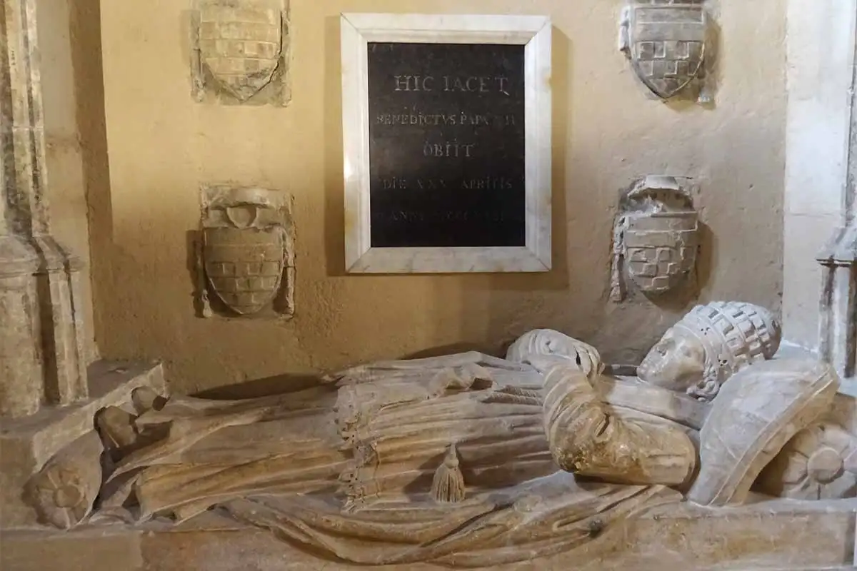 베네딕토 12 무덤.jpeg