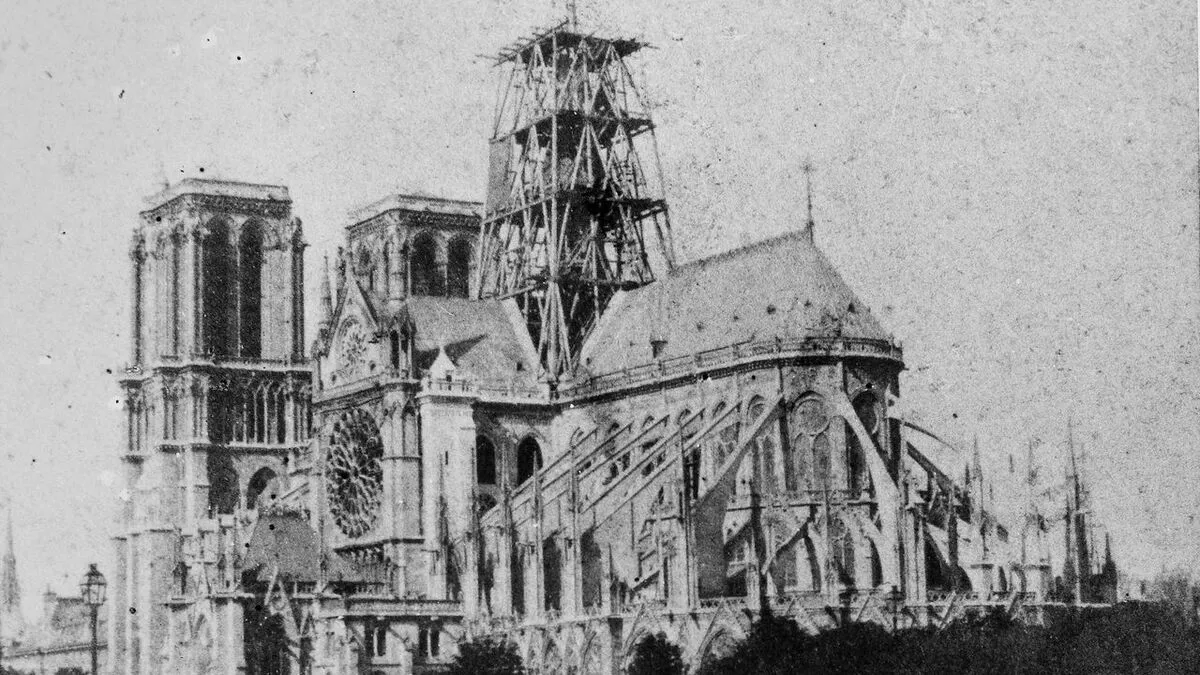 1859 재건 중인 노트르담.jpeg