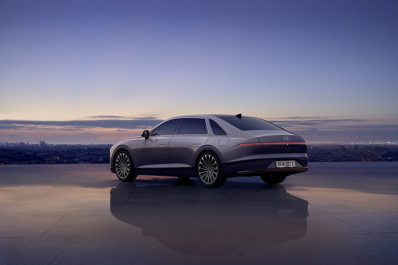 221114 (사진3) 현대차, 디 올 뉴 그랜저 세계 최초 출시.jpeg