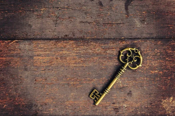 old-vintage-key-on-wood-texture-background-with-space-free-photo_%281%29.jpg?type=w1600