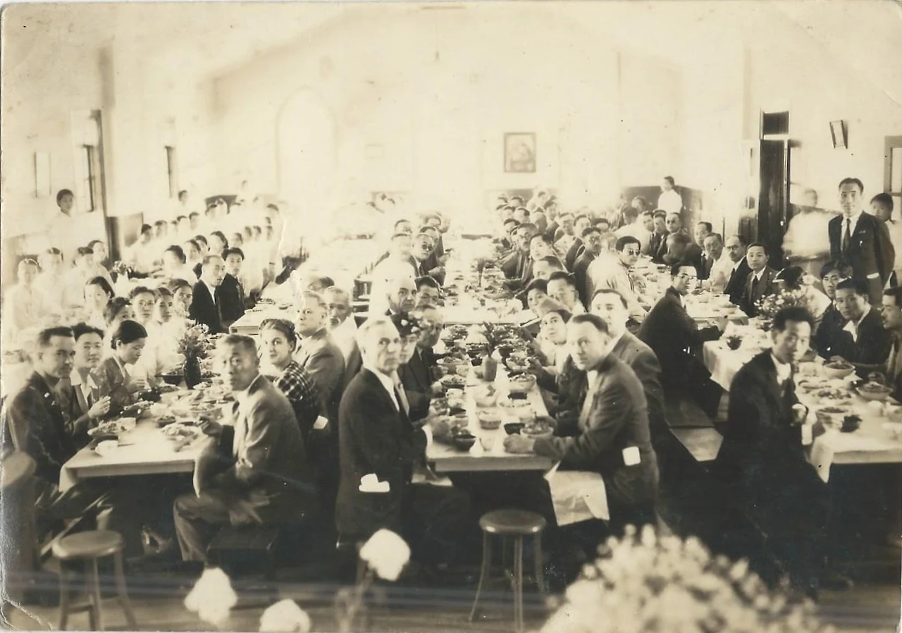 이화강당 큰 행사 날 손님들 만히 오.jpeg