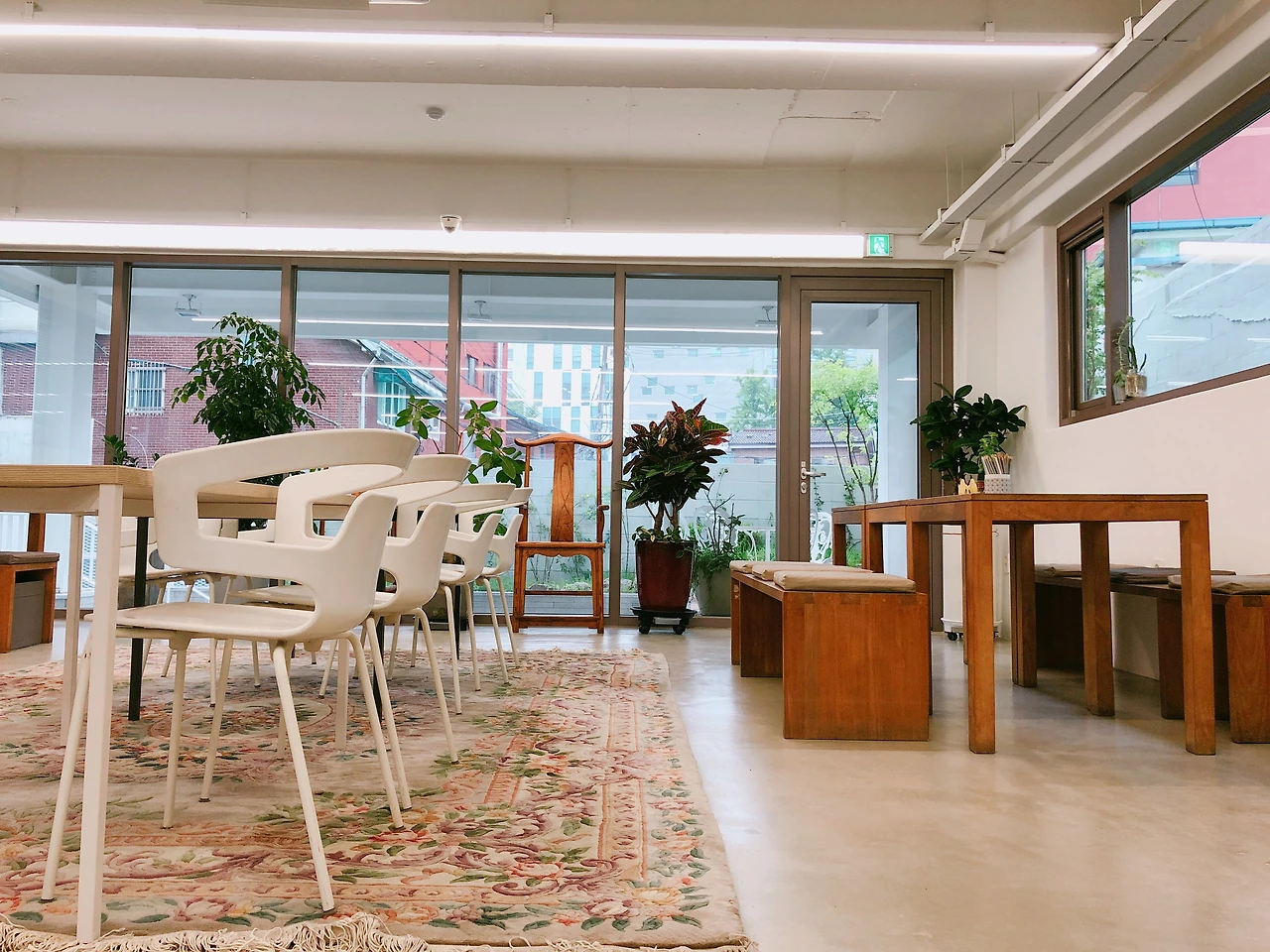 HQ_1층_라운지겸코워킹스페이스 (5).JPG