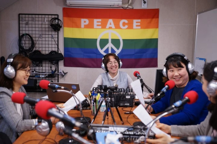 동작FM_라디오진행하는 모습_김인아.JPG