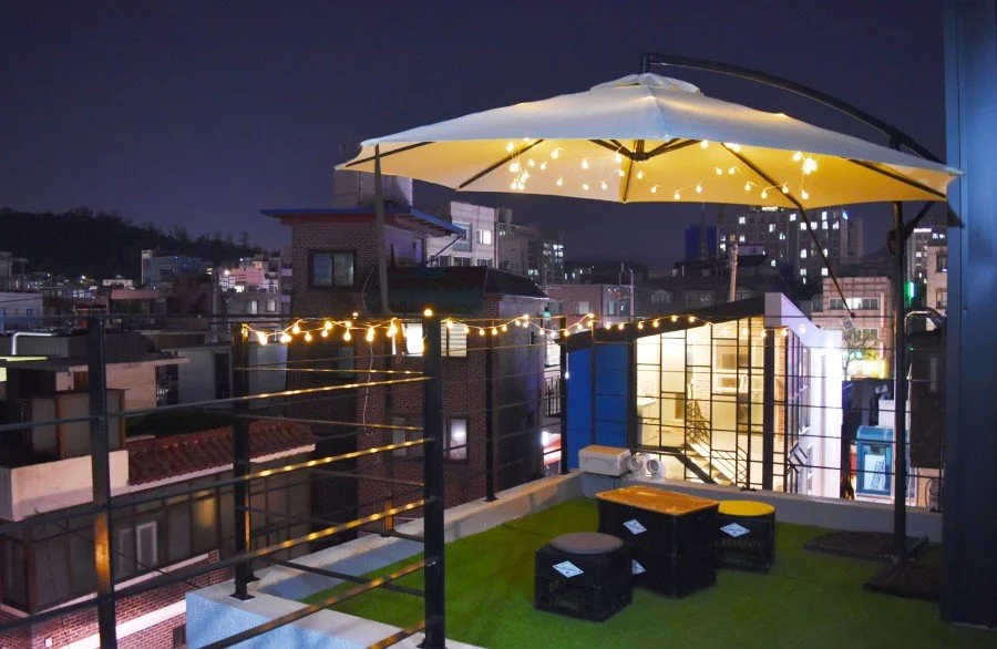 %ED%99%8D%EB%8C%80%EA%B7%BC%EC%B2%98_%ED%8C%8C%ED%8B%B0%EB%A3%B8410__%ED%85%8C%EB%9D%BC%EC%8A%A4.jpeg?type=w1200