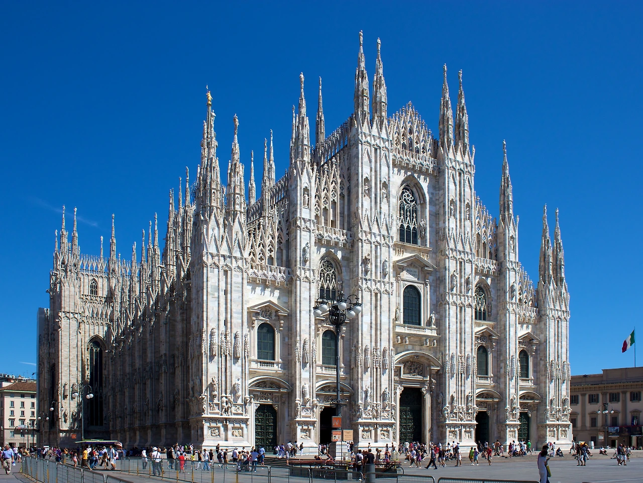 Milan_Cathedral_from_Piazza_del_Duomo.jpeg