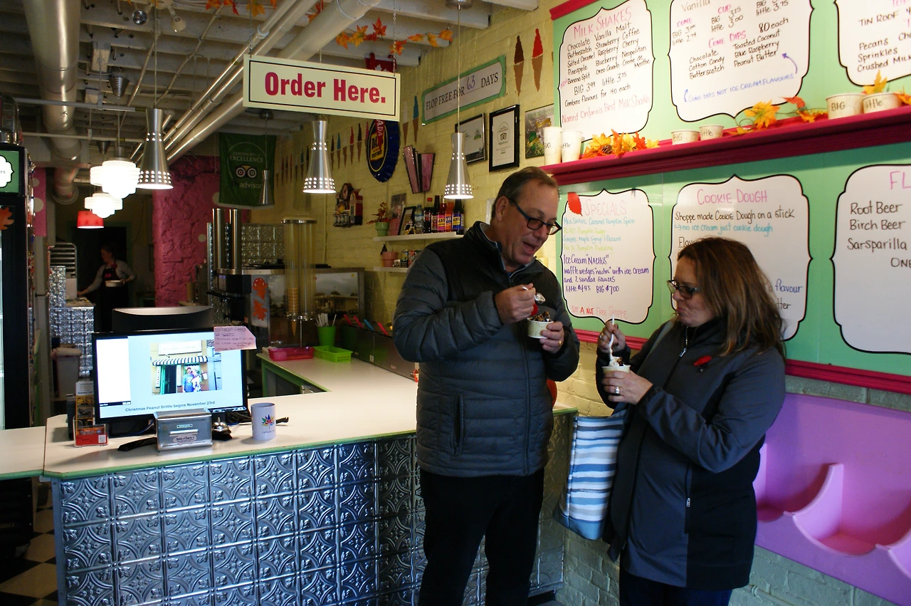 14.Pumpkintrail_Jenn&Larry's Brittle 'n Shakes_4.JPG