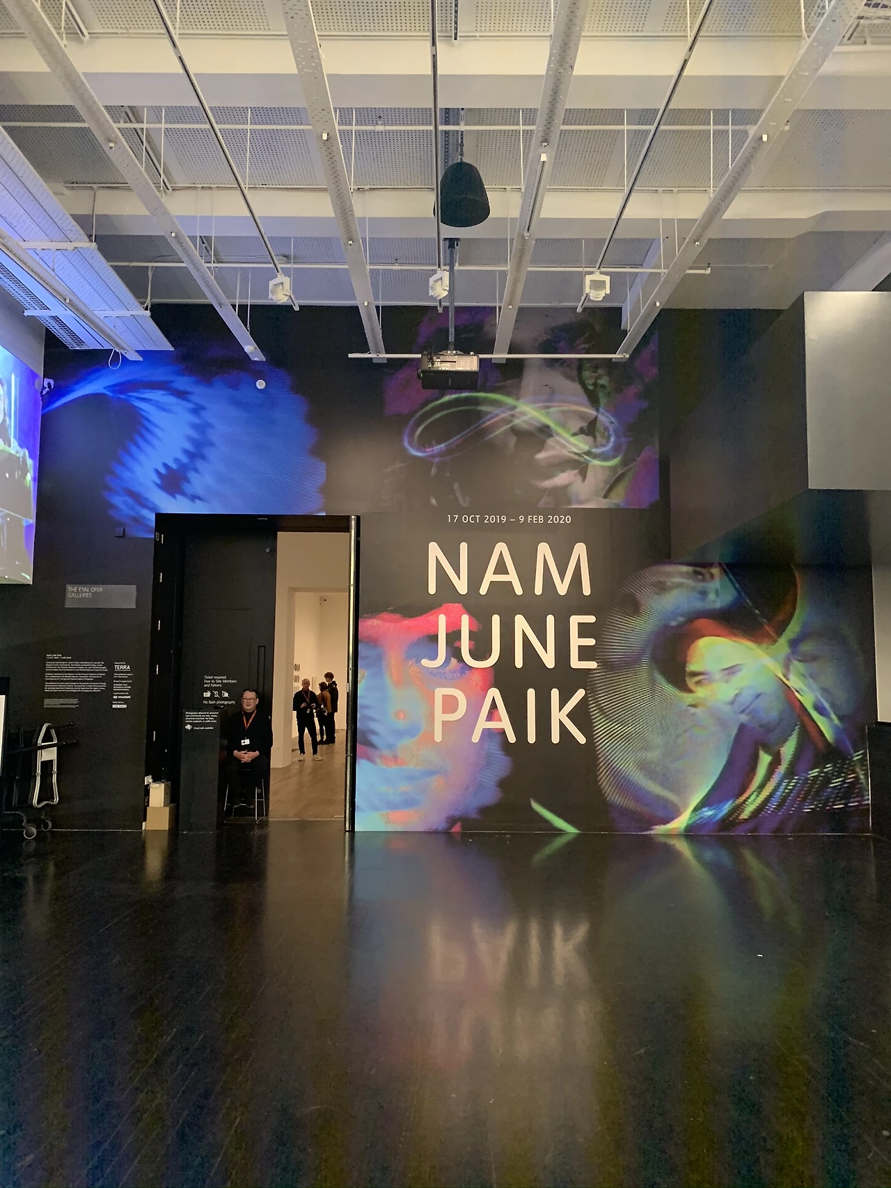 3층 백남준 전시장 입구.JPEG