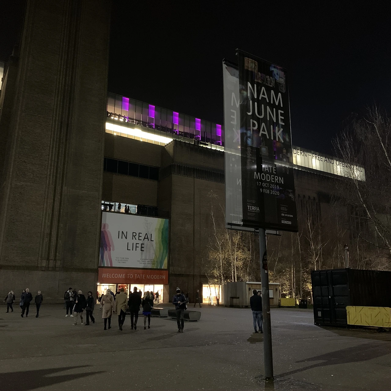 테이트 모던_백남준 전시 휘장.jpeg