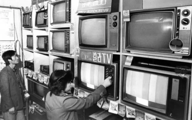 13_1980년 컬러TV가 시판된 뒤 한 가전 대리점의 모습.JPG
