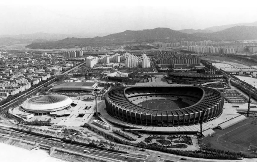 02_1988년 1월 서울올림픽 개막을 앞둔 잠실 올림픽 주경기장의 전경.JPG