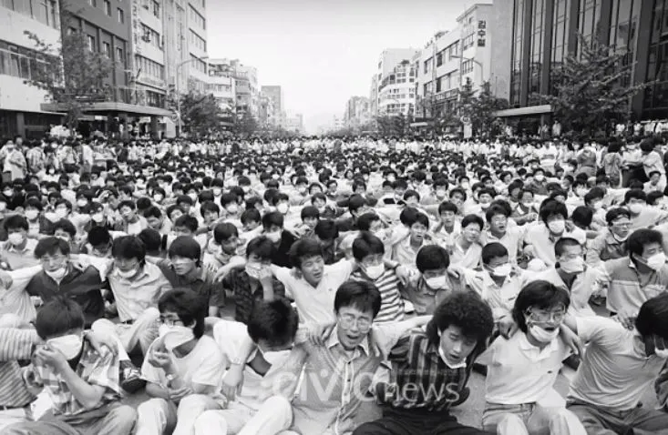 10_1979년 10월 부마항쟁 당시 부산 서면의 시위대.JPG