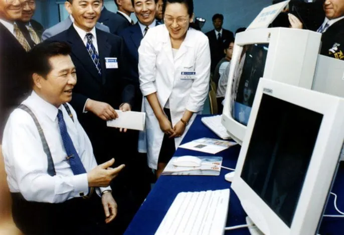 11_999년 김대중 전 대통령이 한 벤처기업을 방문해 직원들과 담소를 나누고 있다. 대통령기록관.JPG