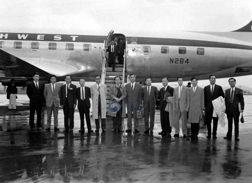 13_한일회담 대표단 출국전 기념촬영(1961).JPG