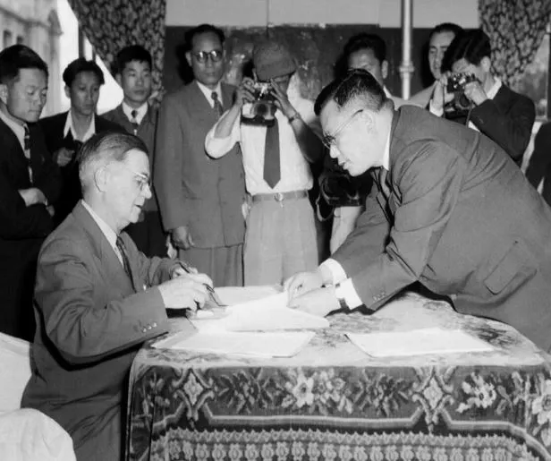 07_콜터(John B. Coulter) 운크라단장 및 백두진국무총리 한국.운크라 원조조인식 참석.JPG