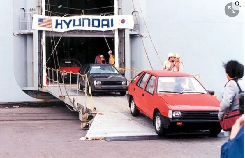 15_1986년 현대차의 포니엑셀이 미국에 수출되는 모습.JPG
