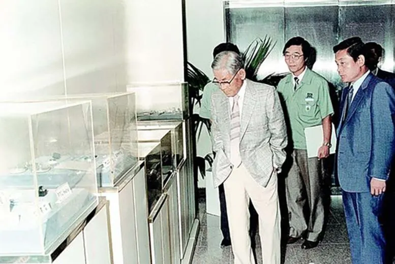 14_이병철 회장이 1987년 7월 24일 종합기술원을 방문해 첨단기술 개발현황을 점검.JPG