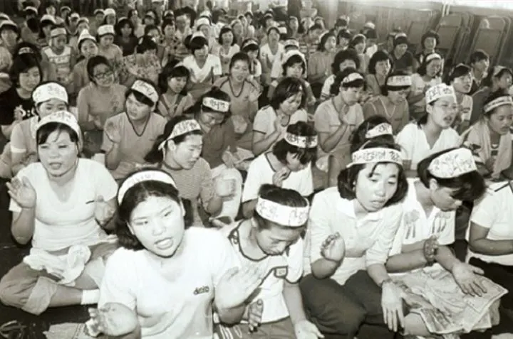 10_YH무역 여성근로자들이 1979년 8월 서울 마포구 신민당사에서 농성하고 있다. 국사편찬위원회.JPG